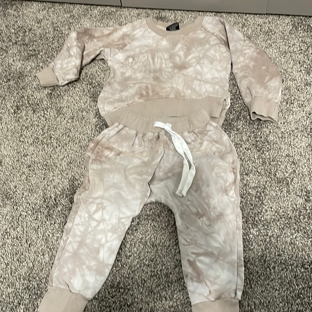 Little Bipsy matching sweat set in a maybe marble color top 18-24mo pants 2/3T